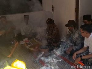 Jamasan Keris Mbah Jimat, Tradisi Sakral Usai Salat Idul Adha di Lamongan