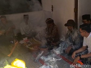 Jamasan Keris Mbah Jimat, Tradisi Sakral Usai Salat Idul Adha di Lamongan