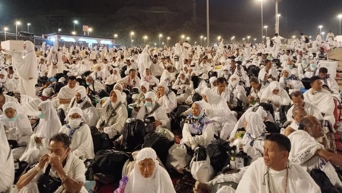 Jemaah haji dari seluruh dunia, termasuk Indonesia memadati Muzdalifah untuk mabit. (Haris/detikcom)