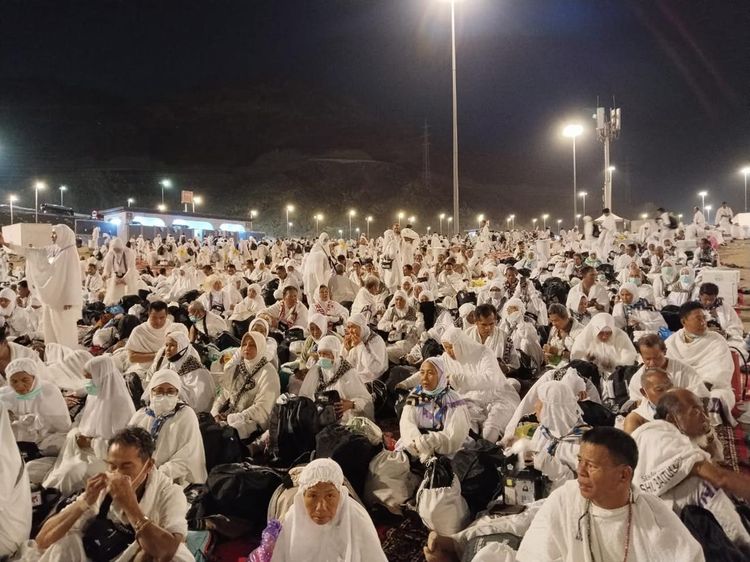 Potret Jemaah Haji Penuhi Muzdalifah untuk Mabit