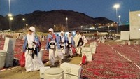 Jemaah haji RI mulai berdatangan di Mina usai salat Magrib. Mereka langsung menempati area yang disiapkan.