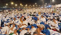 Jemaah haji mengisi waktu mabit dengan berdoa ataupun beristirahat. Ada juga jemaah yang mencari baru untuk lempar jumrah