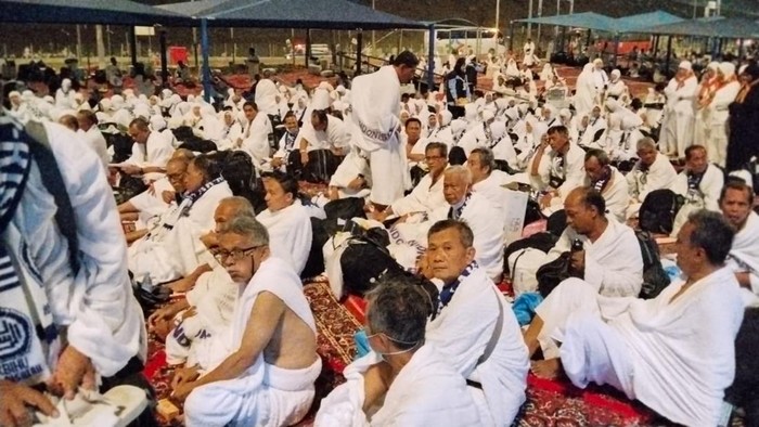 Jemaah haji yang mabit di Muzdalifah akan dibawa ke Mina untuk melanjutkan mabit dan lempar jumrah. (Haris/detikcom)