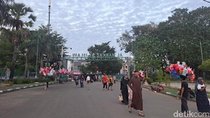 Jemaah mulai berdatangkan di Masjid Al-Markaz Al-Islami untuk melaksanakan salat Idul Adha 1446 H/2025 M.