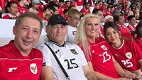 Jennifer Coppen terlihat menyaksikan pertandingan Indonesia Vs China bareng orang tua Justin Hubner. Momen ini terlihat dalam Instagram stories milik ayah Jennifer Coppen, Ricardo Benito Coppen. Di sana terlihat ada ayah Justin Hubner, Ferdinand Patrick Rudolf Hubner dan ibunda Justin, Brigitte Prophitus. Foto: instagram Ricardo Benito Coppen