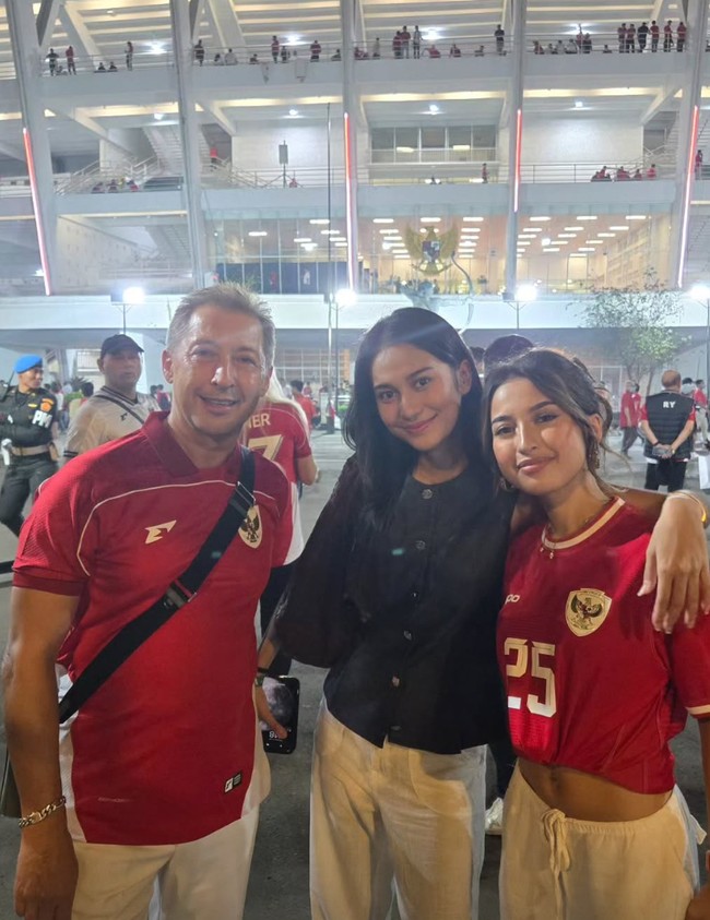 Begini penampilannya dengan ‘sesama’ WAG Indonesia, Azizah. Foto: instagram Ricardo Benito Coppen