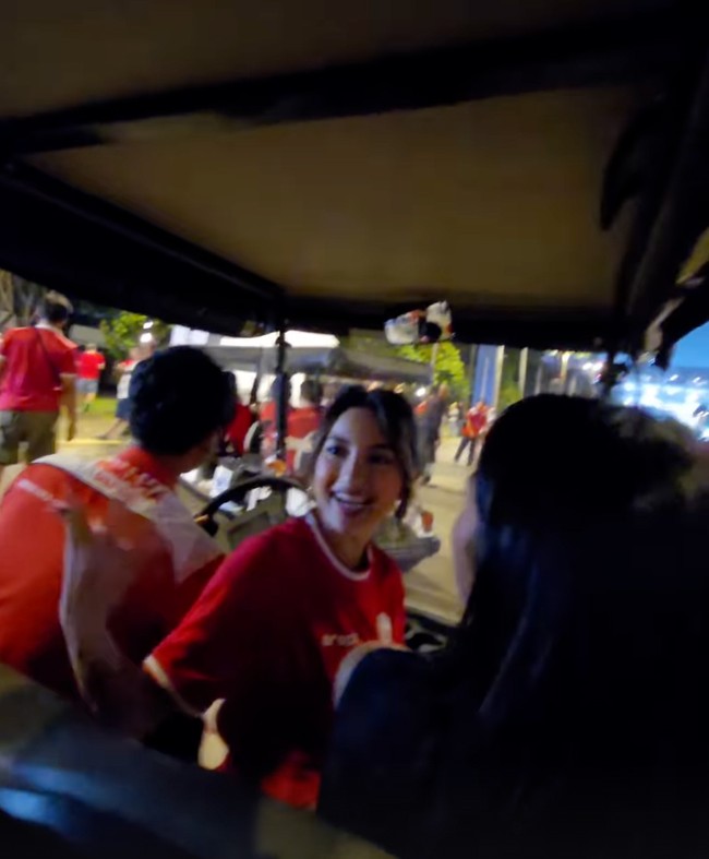 Jennifer sendiri membawa ayahnya untuk menonton langsung laga yang akhirnya dimenangkan oleh Indonesia. Foto: instagram Ricardo Benito Coppen