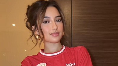 Gaya Jennifer Coppen Nonton Bola di GBK Bareng Keluarga Justin Hubner