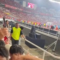 Setelah selesai mengharumkan nama Indonesia, Justin Hubner menyempatkan diri untuk menghampir Jennifer dan memeluknya. Foto: TikTok