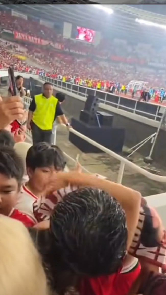 Setelah selesai mengharumkan nama Indonesia, Justin Hubner menyempatkan diri untuk menghampir Jennifer dan memeluknya. Foto: TikTok