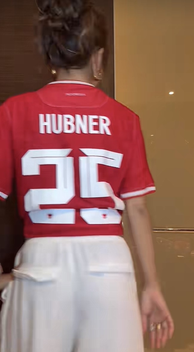 Dalam video, aktris tersebut mengejutkan netizen ketika membalikkan badan dan memperlihatkan nama di jersey-nya, Hubner. Hal tersebut semakin menguatkan dugaan publik akan kedekatan Jennifer Coppen dan Justin Hubner. Foto: TikTok