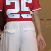 Dalam video, aktris tersebut mengejutkan netizen ketika membalikkan badan dan memperlihatkan nama di jersey-nya, Hubner. Hal tersebut semakin menguatkan dugaan publik akan kedekatan Jennifer Coppen dan Justin Hubner. Foto: TikTok