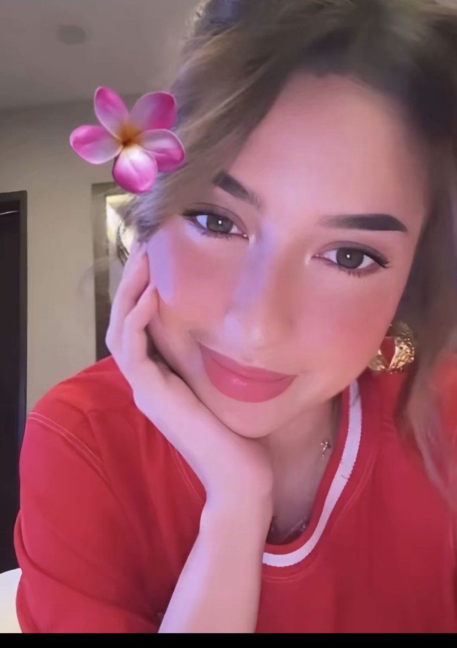 Jennifer Coppen menyaksikan pertandingan timnas Indonesia versus China dalam matchday ke-9 Grup C babak ketiga Kualifikasi Piala Dunia 2026. Ia pun datang ke GBK untuk mendukung teman dekatnya, Justin Hubner.Foto: TikTok