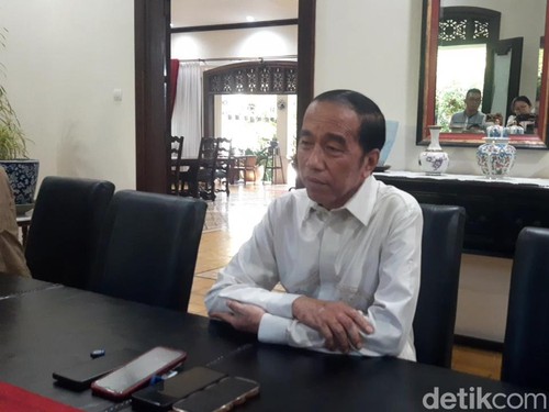 Presiden Ke-7 RI, Joko Widodo (Jokowi) saat ditemui di kediamannya di Sumber, Banjarsari, Solo, Jumat (6/6/2025).