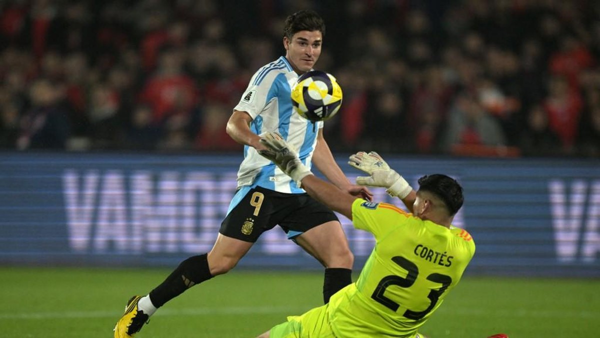 Hasil Chile vs Argentina. (Foto: AFP/RODRIGO ARANGUA)
