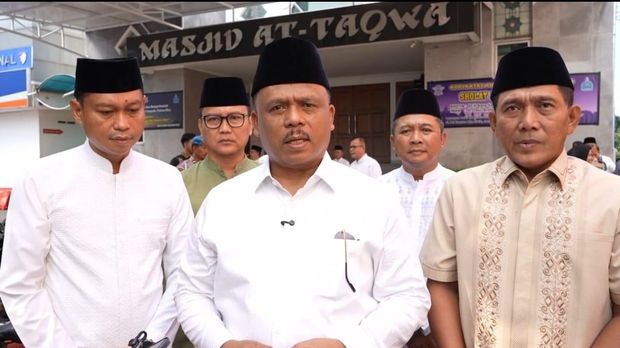 Kakorlantas Polri Irjen Agus Suryonugroho menghadiri langsung proses penyembelihan terhadap hewan kurban di Hari Raya Idul Adha 1446 Hijriyah. (Dok istimewa).
