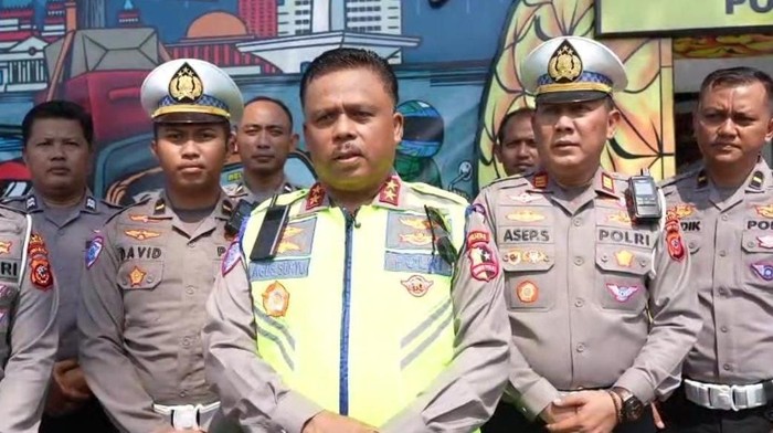 Kakorlantas Polri Irjen Agus Suryonugroho turun langsung memantau arus lalu lintas kendaraan di Tol Trans Jawa. (Dok istimewa).