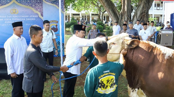 Kapolda Jateng Irjen Ribut Hari Wibowo saat pelaksanaan kurban di Mako Satbrimob Polda Jateng, Jumat (6/6/2025).