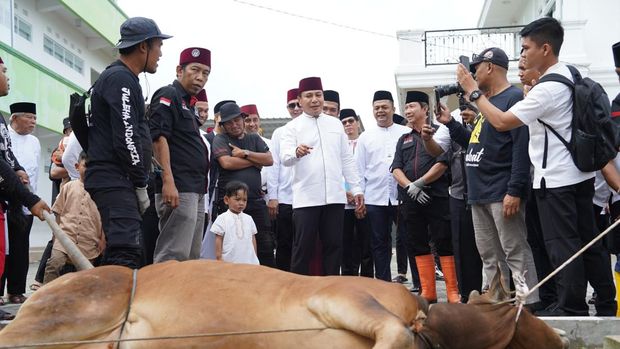 Kapolda Riau Irjen Herry Heryawan menyerahkan sumbangan sapi kurban dari Kapolri Jenderal Listyo Sigit Prabowo untuk Ustaz Abdul Somad, Jumat (6/6/2025).