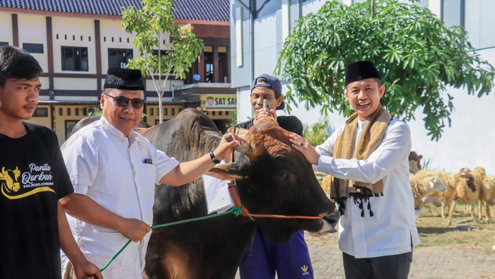 Kapolres Bojonegoro, AKBP Mario Prahatinto (kanan) menyalurkan hewan kurban ke masyarakat