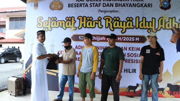 Kapolres Inhil AKBP Farouk Oktore membagikan ratusan paket daging kurban kepada masyarakat.