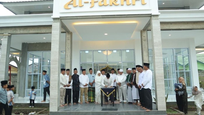 Kapolres Inhu AKBP Farhian Siregar meresmikan Masjid Al-Fakhri hingga memotong hewan kurban di momen Idul Adha 1446 H.
