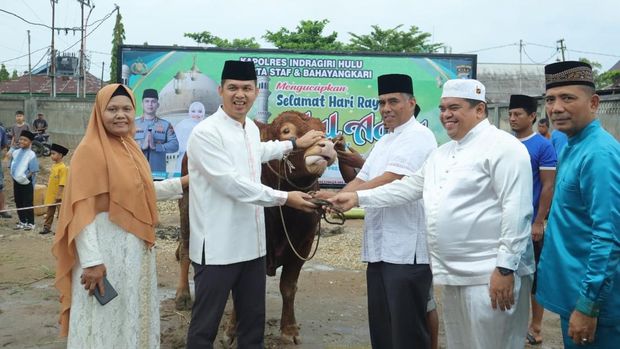 Kapolres Inhu AKBP Farhian Siregar meresmikan Masjid Al-Fakhri hingga memotong hewan kurban di momen Idul Adha 1446 H.