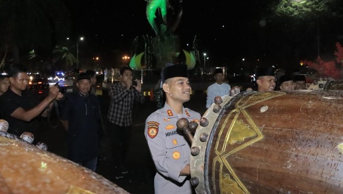 Kapolres Kampar AKBP Miwardi Mirwan turun mengawai pawai takbir keliling di Bangkinang.
