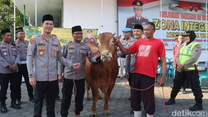 Kapolres Probolinggo Kota, AKBP Rico Yumasri saat menyalurkan hewan kurban