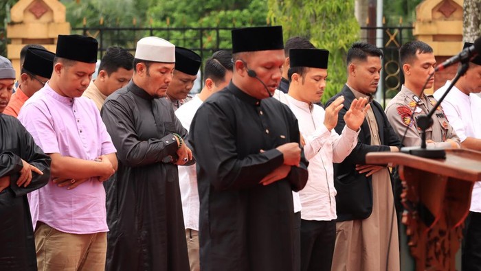 Kapolres Siak AKBP Eka Ariandy Putra menjadi imam salat Idul Adha di Mapolres Siak, Jumat (6/6/2025) pagi.