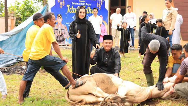Kapolres Siak AKBP Eka Ariandy Putra menjadi imam salat Idul Adha di Mapolres Siak, Jumat (6/6/2025) pagi.