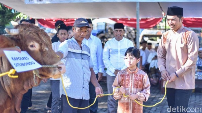 Kapolres Situbondo merayakan Idul Adha dengan berkurban sapi