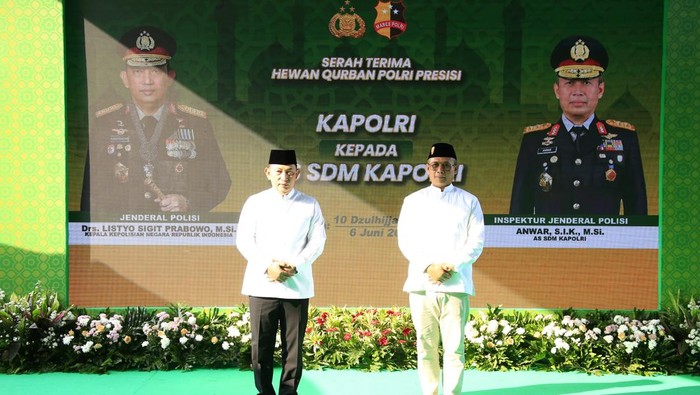 Kapolri Serahkan 9.648 Hewan Kurban untuk Masyarakat