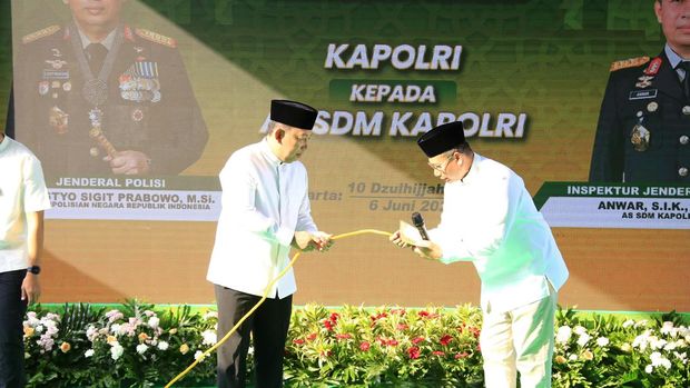Kapolri Serahkan 9.648 Hewan Kurban untuk Masyarakat