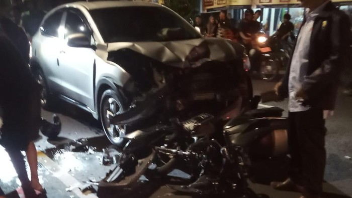 Kondisi mobil yang mengalami ringsek usai menabrak motor di Jalan Parangtritis, Sewon, Bantul, Kamis (5/6/2025) malam.