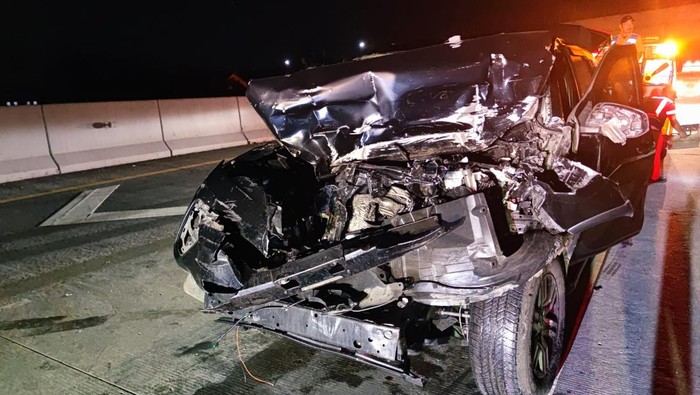 Kondisi Toyota Fortuner yang hancur di bagian depan usai menabrak truk di Tol Sragen, Jumat (6/6/2025). Insiden ini menewaskan 2 orang.