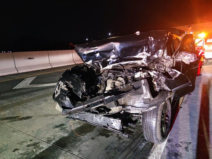 Kondisi Toyota Fortuner yang hancur di bagian depan usai menabrak truk di Tol Sragen, Jumat (6/6/2025). Insiden ini menewaskan 2 orang.