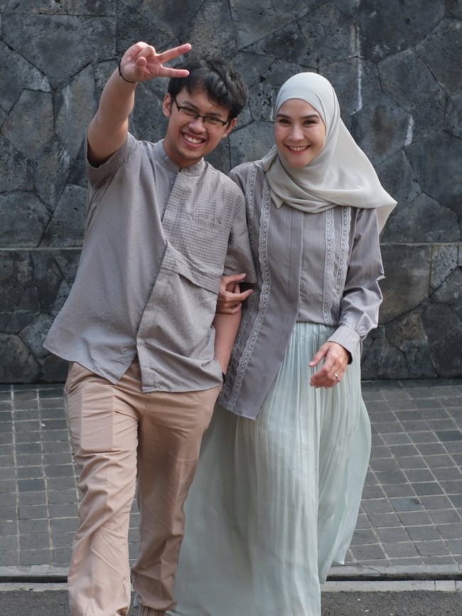 Pesona Zaskia semakin menawan bahkan bak masih usia 20-an. Tak hanya parasnya yang disebut awet muda, penampilan berhijabnya tak jarang jadi role model bagi hijabers Tanah Air. Postingan tersebut langsung mendapatkan banjir komentar warganet. Bia sama Sybil udh bneran kaya kaka ade,bukan emak anak lagi 😍, ucap pengguna Instagram @sekarhakeem. Bia lagi foto sama adik2nya ya??? 😍😍 ujar akun @tsamrotulmiladiyah. Foto: Dok. Instagram @zaskiadyamecca.