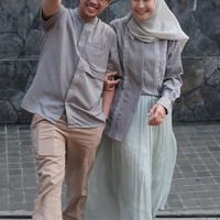 Pesona Zaskia semakin menawan bahkan bak masih usia 20-an. Tak hanya parasnya yang disebut awet muda, penampilan berhijabnya tak jarang jadi role model bagi hijabers Tanah Air. Postingan tersebut langsung mendapatkan banjir komentar warganet. Bia sama Sybil udh bneran kaya kaka ade,bukan emak anak lagi 😍, ucap pengguna Instagram @sekarhakeem. Bia lagi foto sama adik2nya ya??? 😍😍 ujar akun @tsamrotulmiladiyah. Foto: Dok. Instagram @zaskiadyamecca.