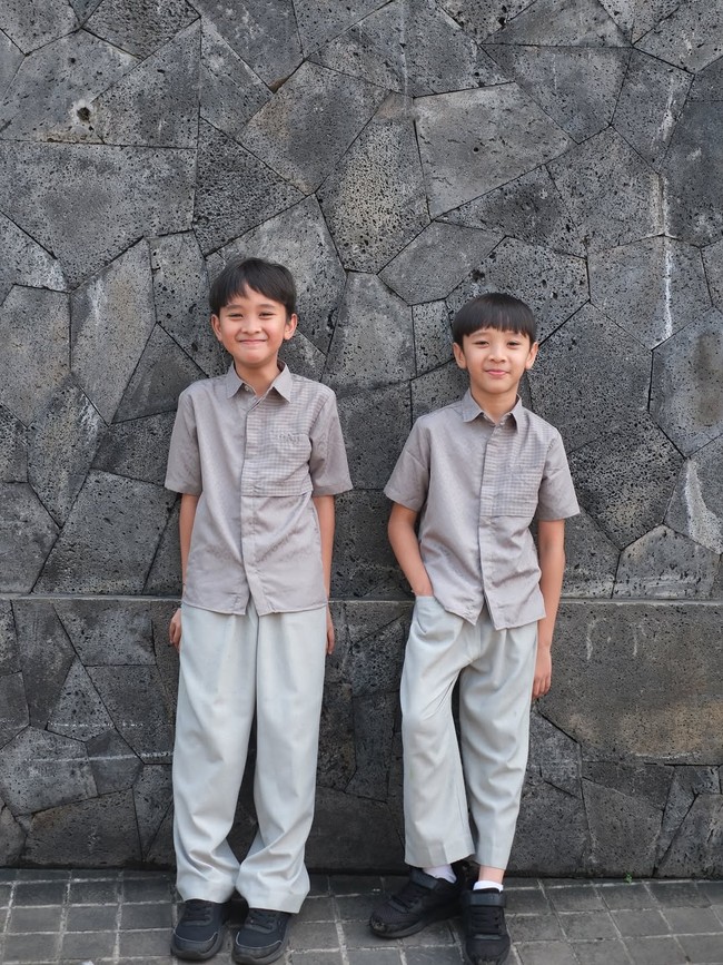 Keenam anaknya mengenakan busana sarimbit keluarga dari brand miliknya sendiri, ZM Zaskia Mecca. Ia pun tak melewatkan kesempatan untuk foto bersama. “aaaaa, toloooong guys kita jarang banget rapih dan seragam-an… foto duluuuu bentaar aja..” 🥹🫵 Alhamdulillah dapet foto walau ga ada waktu buat milih pager tetangga lainnya buat background 😂😂, ucap keterangan postingan Zaskia. Foto: Dok. Instagram @zaskiadyamecca.