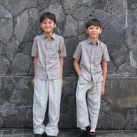 Keenam anaknya mengenakan busana sarimbit keluarga dari brand miliknya sendiri, ZM Zaskia Mecca. Ia pun tak melewatkan kesempatan untuk foto bersama. “aaaaa, toloooong guys kita jarang banget rapih dan seragam-an… foto duluuuu bentaar aja..” 🥹🫵 Alhamdulillah dapet foto walau ga ada waktu buat milih pager tetangga lainnya buat background 😂😂, ucap keterangan postingan Zaskia. Foto: Dok. Instagram @zaskiadyamecca.