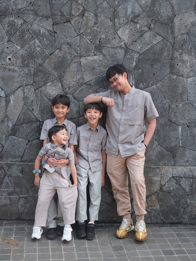 Dalam foto yang dibagikan, Zaskia mengatakan jika suaminya sedang sakit dan tidak ikut foto bersama karena langsung istrirahat saat usai salat Idul Adha. Qadarullah @hanungbramantyo udah 3hari lagi ga enak badan, jadi kita batal mudik ke jogja & abis shalat ied lgsg tidur..Liat bapaknya jam 7.30 da ganti baju tidur anak2 langsung mau ngikutin, tulis Zaskia. Foto: Dok. Instagram @zaskiadyamecca.