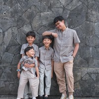 Dalam foto yang dibagikan, Zaskia mengatakan jika suaminya sedang sakit dan tidak ikut foto bersama karena langsung istrirahat saat usai salat Idul Adha. Qadarullah @hanungbramantyo udah 3hari lagi ga enak badan, jadi kita batal mudik ke jogja & abis shalat ied lgsg tidur..Liat bapaknya jam 7.30 da ganti baju tidur anak2 langsung mau ngikutin, tulis Zaskia. Foto: Dok. Instagram @zaskiadyamecca.