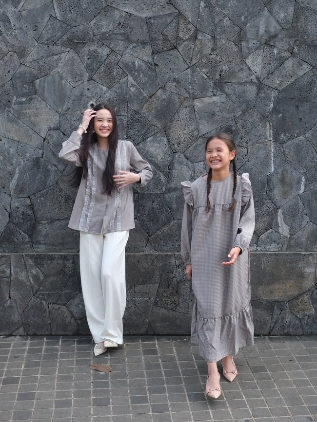 Pemain serial televisi Kiamat Sudah Dekat ini memadukan blouse dengan hijab segi empat yang ia bentuk rapi dan rok panjang bahan flowy. Senada dengan gaya Zaskia, Kala Madali Bramantyo memakai dres sedangkan Kana Sybilla Bramantyo memadukan blouse dengan palazzo pants putih. Foto: Dok. Instagram @zaskiadyamecca.