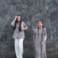 Pemain serial televisi Kiamat Sudah Dekat ini memadukan blouse dengan hijab segi empat yang ia bentuk rapi dan rok panjang bahan flowy. Senada dengan gaya Zaskia, Kala Madali Bramantyo memakai dres sedangkan Kana Sybilla Bramantyo memadukan blouse dengan palazzo pants putih. Foto: Dok. Instagram @zaskiadyamecca.