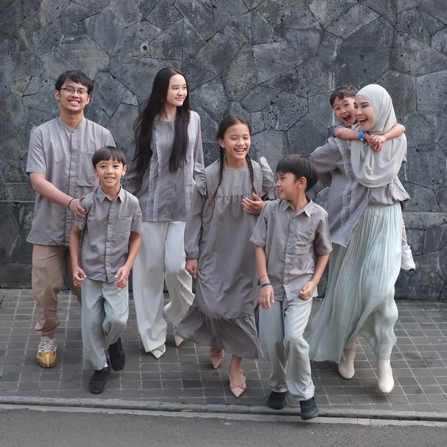 Zaskia Adya Mecca mencuri perhatian netizen saat membagikan momen hangat bersama keenam buah hatinya. Wanita kelahiran 8 September 1987 ini memiliki enam orang anak, salah satunya merupakan anak sambung dari pernikahan Hanung Bramantyo sebelumnya. Foto: Dok. Instagram @zaskiadyamecca.