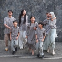 Zaskia Adya Mecca mencuri perhatian netizen saat membagikan momen hangat bersama keenam buah hatinya. Wanita kelahiran 8 September 1987 ini memiliki enam orang anak, salah satunya merupakan anak sambung dari pernikahan Hanung Bramantyo sebelumnya. Foto: Dok. Instagram @zaskiadyamecca.