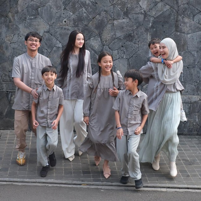6 Momen Zaskia Mecca Foto Bareng 6 Anak saat Idul Adha: Ibu Rasa Kakak
