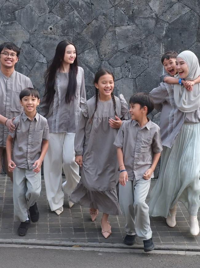 6 Momen Zaskia Mecca Foto Bareng 6 Anak saat Idul Adha: Ibu Rasa Kakak 6 Momen Zaskia Mecca Foto Bareng 6 Anak saat Idul Adha: Ibu Rasa Kakak