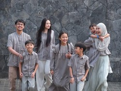 6 Momen Zaskia Mecca Foto Bareng 6 Anak saat Idul Adha: Ibu Rasa Kakak